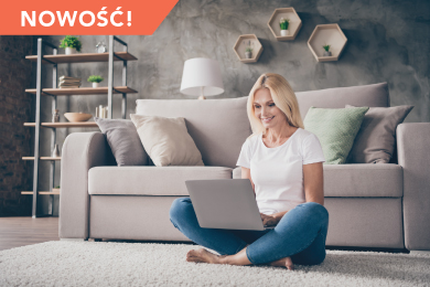 kobieta korzysta z komputera w soczewkach Acuvue