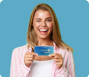 blondynka trzyma w rękach opakowanie eyelove ultraslim 1day