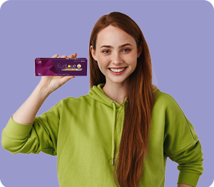 kobieta trzyma w ręce opakowanie soczewek EyeLove Supreme 1-day pro 