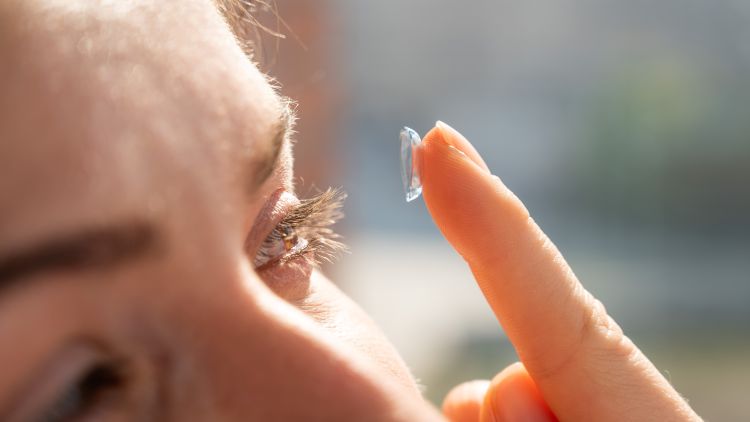 Jak zmienia się komfort noszenia soczewek w różnych porach roku