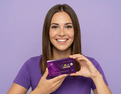 Kobieta trzymająca soczewki EyeLove Supreme Long-Lasting