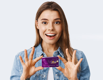 Kobieta trzymająca soczewki EyeLove Supreme Long-Lasting