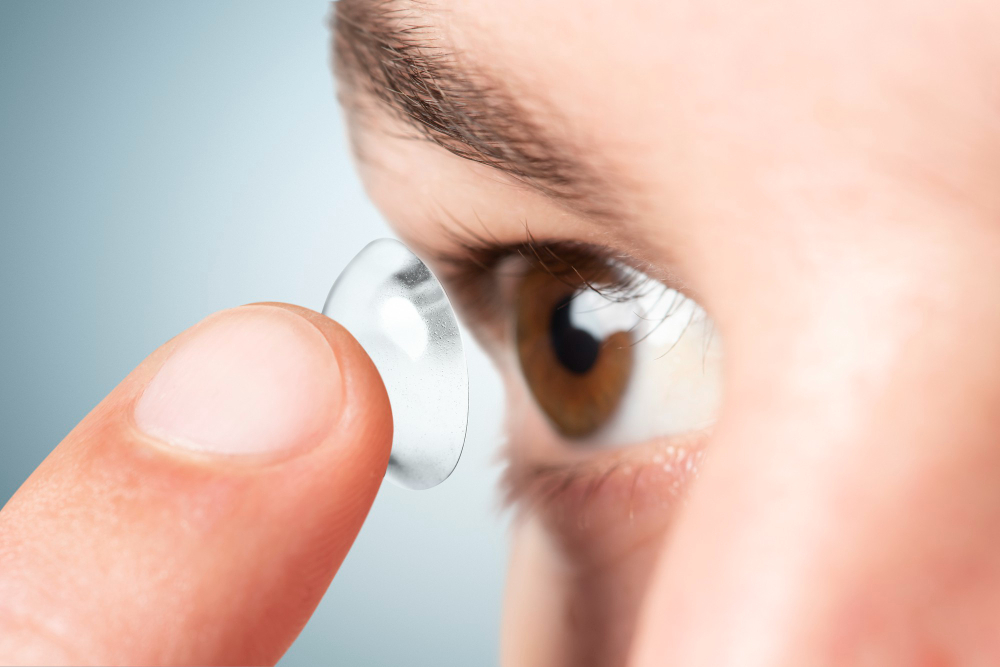 soczewki kontaktowe a łzawienie oczu