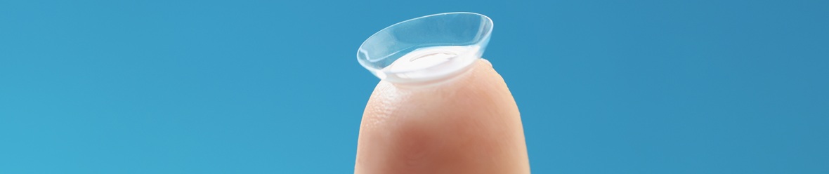 soczewka kontaktowa na palcu ułożona w sposób prawidłowy