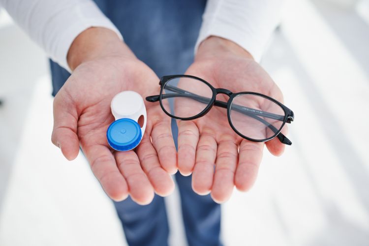 Soczewki kontaktowe a okulary progresywne – porównanie dla osób 40+